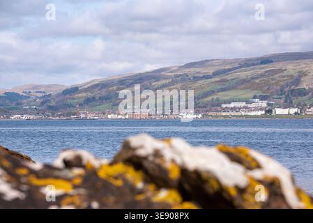 Blick von Great Cumbrae über den Firth of Clyde in Richtung Largs, Schottland Stockfoto