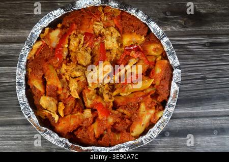 Ein ägyptischer Pasta-Auflauf, ein beliebtes ägyptisches Street Food, besteht typischerweise aus Penne-Pasta, gebacken in einer würzigen roten Tomatensauce und Stücken und garniert Stockfoto