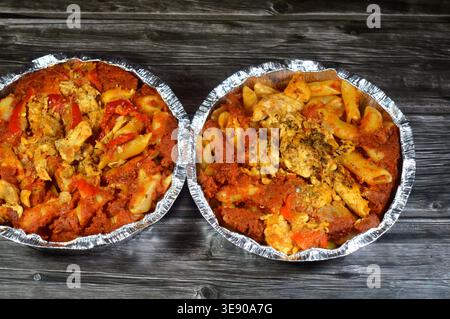 Ein ägyptischer Pasta-Auflauf, ein beliebtes ägyptisches Street Food, besteht typischerweise aus Penne-Pasta, gebacken in einer würzigen roten Tomatensauce und Stücken und garniert Stockfoto