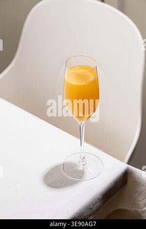 Orangencocktail im Glas auf weißem Hintergrund Stockfoto