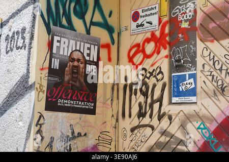 Berlin - 16. April 2026: Politisches Plakat in Neukölln, das zu einer Demonstration gegen Gewalt gegen Frauen am Frankfurter Tor aufruft. Stockfoto