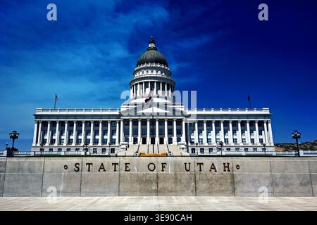 Das Utah State Capitol ist unter blauem Himmel in Salt Lake City zu sehen. Dieses Gebäude dient als Regierungszentrum für Utah. Stockfoto