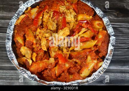 Ein ägyptischer Pasta-Auflauf, ein beliebtes ägyptisches Street Food, besteht typischerweise aus Penne-Pasta, gebacken in einer würzigen roten Tomatensauce und Stücken und garniert Stockfoto
