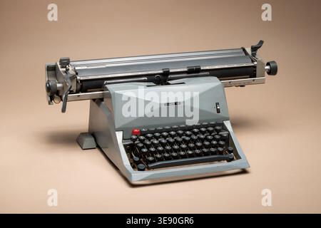 Pavia, Lombardei, Italien-30. März 2026: Olivetti Diaspron 82 manuelle Schreibmaschine für Vintage-Technologie und historische Kommunikation, 1959 Stockfoto