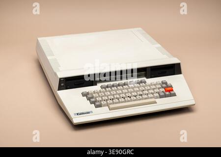 Pavia, Lombardei, Italien-30. März 2026: Vintage Tatung Einstein TC-01 Heimcomputer von 1984 auf einem klaren Hintergrund mit Retro-Technologie Stockfoto