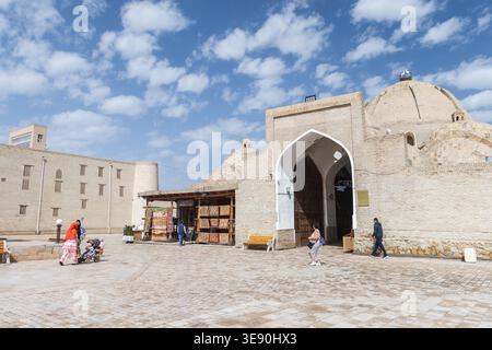 Buchara, Usbekistan - 27. März 2024: Toqi Zargaron, ein traditioneller überdachter Basar im historischen Zentrum von Buchara, Usbekistan. Baujahr 1586–1587 Stockfoto