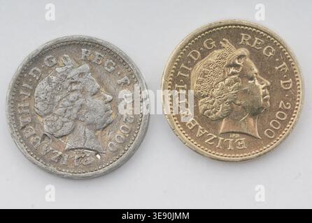 Eine gefälschte 1-Pfund-Münze, die aufgrund schlechter Detaildefinition und Verfärbung der Oberfläche erkennbar ist. Stockfoto