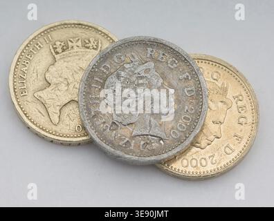Eine gefälschte 1-Pfund-Münze, die aufgrund schlechter Detaildefinition und Verfärbung der Oberfläche erkennbar ist. Stockfoto