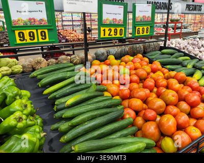 Obst- und Gemüsebereich im Supermarkt mit Preisschild, Paprika, Gurke, Tomaten und Knoblauch, am 16. April, 20026, in Ivinhema, Mato Grosso do Sul, B. Stockfoto