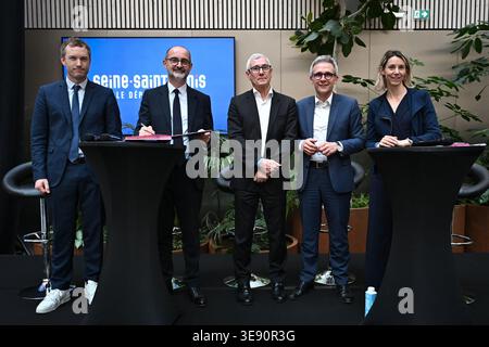 Edouard Donnelly, Präfekt von seine-Saint-Denis Julien Charles, Präsident des französischen Schwimmverbandes Gilles Sezionale, Präsident des departementrates von seine-Saint-Denis Stephane Troussel und die französische Paralympische Athletin Marie-Amelie Le Fur unterzeichnen die offizielle Unterzeichnung des Denkmalplans (Lernen in seiner-Saint-Denis schwimmen 2024-2028) während einer Aquatikmeisterschaft in Paris am 16. April 2026. Foto: Firas Abdullah/ABACAPRESS.COM Stockfoto