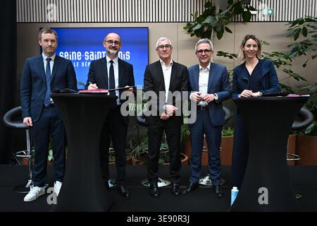 Edouard Donnelly, Präfekt von seine-Saint-Denis Julien Charles, Präsident des französischen Schwimmverbandes Gilles Sezionale, Präsident des departementrates von seine-Saint-Denis Stephane Troussel und die französische Paralympische Athletin Marie-Amelie Le Fur unterzeichnen die offizielle Unterzeichnung des Denkmalplans (Lernen in seiner-Saint-Denis schwimmen 2024-2028) während einer Aquatikmeisterschaft in Paris am 16. April 2026. Foto: Firas Abdullah/ABACAPRESS.COM Stockfoto
