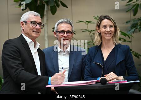 Paris, Frankreich. April 2026. Der Präsident des französischen Schwimmverbandes Gilles Sezionale, der Präsident des departementrates von seine-Saint-Denis Stephane Troussel und die französische paralympische Athletin Marie-Amelie Le Fur unterzeichnen die offizielle Unterzeichnung des Denkmalplans (Lernen des Schwimmens in seiner-Saint-Denis 2024-2028) während einer Pressekonferenz für die Wassersport-Europameisterschaft in Paris am 16. April 2026. Foto: Firas Abdullah/ABACAPRESS.COM Credit: Abaca Press/Alamy Live News Stockfoto