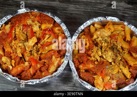 Ein ägyptischer Pasta-Auflauf, ein beliebtes ägyptisches Street Food, besteht typischerweise aus Penne-Pasta, gebacken in einer würzigen roten Tomatensauce und Stücken und garniert Stockfoto