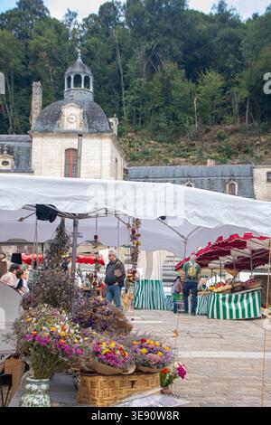 In Brantome, Frankreich, am 09.01.25, Weitwinkelblick auf einen geschäftigen Wochenmarkt im historischen Dorf Perigord Stockfoto