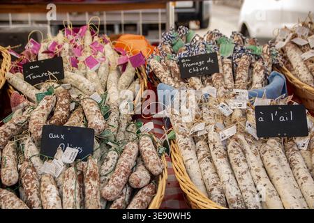 In Brantome, Frankreich, wurde am 09.01.25 Eine detaillierte Nahaufnahme verschiedener Saucissons gezeigt, darunter Versionen mit Oliven, Knoblauch und Ziegenkäse Stockfoto