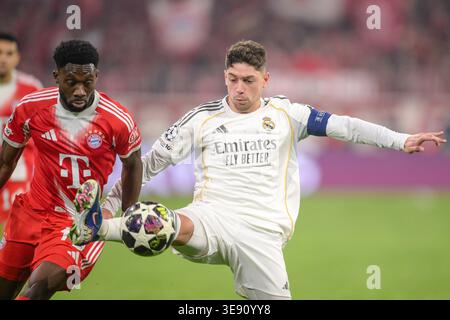 Von links: Alphonso Davies, Federico Valverde (Real) München, 15. April 2026, Fußball, UEFA Champions League, Viertelfinale, zweites Leg, FC Bayern München - Real Madrid Stockfoto