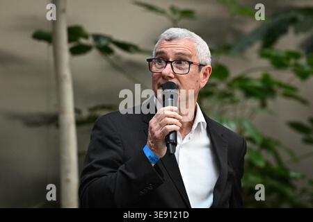 Paris, Frankreich. April 2026. Gilles Sezionale, Präsident des französischen Schwimmverbandes, spricht während einer Pressekonferenz für die Wassersport-Europameisterschaft am 16. April 2026 in Paris. Foto: Firas Abdullah/ABACAPRESS.COM Credit: Abaca Press/Alamy Live News Stockfoto