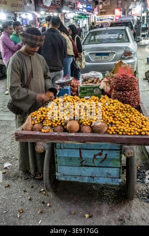 Street Food in den Straßen von Kairo bei Nacht, Ägypten. März 2023 Stockfoto