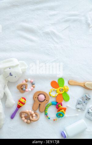 Babyzubehör, Spielzeug und Hygieneprodukte für Neugeborene auf weißem Hintergrund Stockfoto