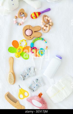 Babyzubehör, Spielzeug und Hygieneprodukte für Neugeborene auf weißem Hintergrund Stockfoto