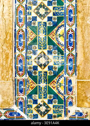 Detaillierte vertikale Ansicht des komplexen Mosaikmusters aus Keramikfliesen auf einer traditionellen Gebäudefassade lagos algarve portugal Stockfoto