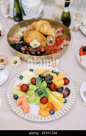 Lebendige Auswahl an frischem Obst. Verschiedene frische Früchte und Backwaren für Brunch Stockfoto