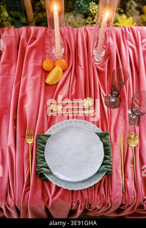 Elegante Hochzeitseinrichtung. Raffinierte Anordnung des Hochzeitstisches mit kräftigen Texturen und Farben Stockfoto
