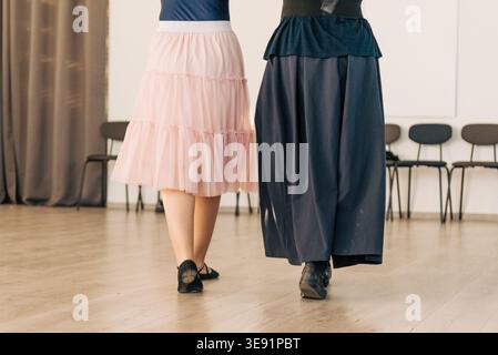 Männer und Frauen tanzen im alten französischen Ballsaal im Tanzunterricht, in aktiver Freizeit und Hobbys Stockfoto