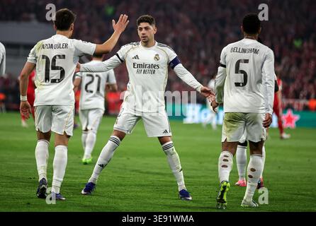 MÜNCHEN, DEUTSCHLAND - 15. APRIL: Federico Valverde von Real Madrid, Arda Güler von Real Madrid während des Viertelfinales der UEFA Champions League 2025/26 im zweiten Leg zwischen dem FC Bayern München und Real Madrid CF in der Football Arena München am 15. April 2026 in München.© diebilderwelt / Alamy Stock Stockfoto