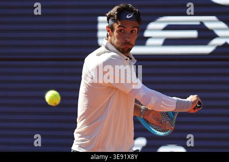 BARCELONA, SPANIEN - 15. APRIL: Lorenzo Musetti von Italien im Kampf gegen Corentin Moutet von Frankreich während des 16. Spiels Barcelona Open Banc Sabadell - Conde de Godó 2026, Tag 6, im Real Club de Tenis Barcelona. Lorenzo Musetti gewinnt das Spiel 6-3 6-4 (Foto: Alejandro van Schermbeek / AVS Fotobericht) Stockfoto