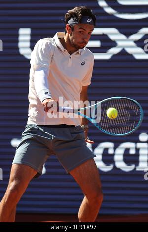 BARCELONA, SPANIEN - 15. APRIL: Lorenzo Musetti von Italien im Kampf gegen Corentin Moutet von Frankreich während des 16. Spiels Barcelona Open Banc Sabadell - Conde de Godó 2026, Tag 6, im Real Club de Tenis Barcelona. Lorenzo Musetti gewinnt das Spiel 6-3 6-4 (Foto: Alejandro van Schermbeek / AVS Fotobericht) Stockfoto