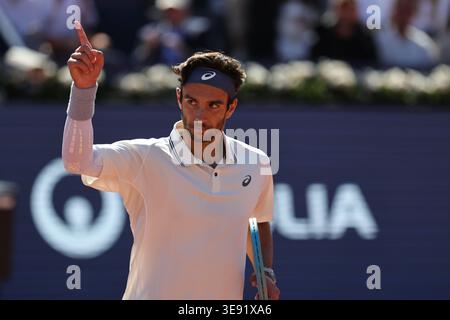 BARCELONA, SPANIEN - 15. APRIL: Lorenzo Musetti von Italien im Kampf gegen Corentin Moutet von Frankreich während des 16. Spiels Barcelona Open Banc Sabadell - Conde de Godó 2026, Tag 6, im Real Club de Tenis Barcelona. Lorenzo Musetti gewinnt das Spiel 6-3 6-4 (Foto: Alejandro van Schermbeek / AVS Fotobericht) Stockfoto
