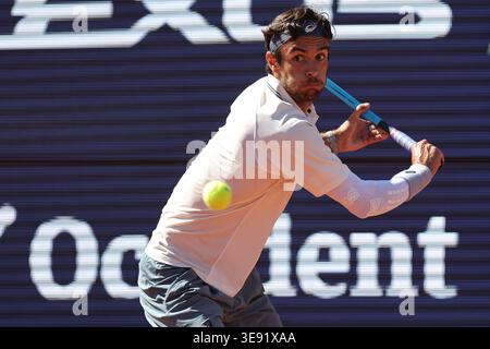 BARCELONA, SPANIEN - 15. APRIL: Lorenzo Musetti von Italien im Kampf gegen Corentin Moutet von Frankreich während des 16. Spiels Barcelona Open Banc Sabadell - Conde de Godó 2026, Tag 6, im Real Club de Tenis Barcelona. Lorenzo Musetti gewinnt das Spiel 6-3 6-4 (Foto: Alejandro van Schermbeek / AVS Fotobericht) Stockfoto