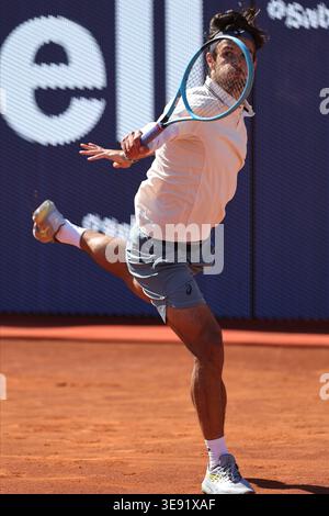 BARCELONA, SPANIEN - 15. APRIL: Lorenzo Musetti von Italien im Kampf gegen Corentin Moutet von Frankreich während des 16. Spiels Barcelona Open Banc Sabadell - Conde de Godó 2026, Tag 6, im Real Club de Tenis Barcelona. Lorenzo Musetti gewinnt das Spiel 6-3 6-4 (Foto: Alejandro van Schermbeek / AVS Fotobericht) Stockfoto