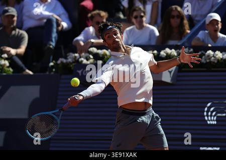 BARCELONA, SPANIEN - 15. APRIL: Lorenzo Musetti von Italien im Kampf gegen Corentin Moutet von Frankreich während des 16. Spiels Barcelona Open Banc Sabadell - Conde de Godó 2026, Tag 6, im Real Club de Tenis Barcelona. Lorenzo Musetti gewinnt das Spiel 6-3 6-4 (Foto: Alejandro van Schermbeek / AVS Fotobericht) Stockfoto
