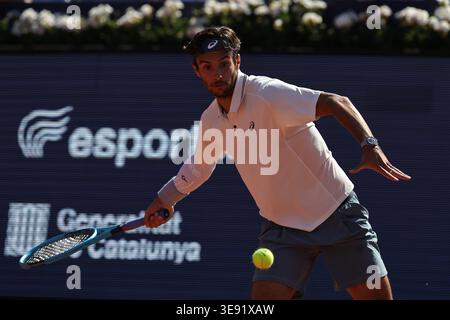 BARCELONA, SPANIEN - 15. APRIL: Lorenzo Musetti von Italien im Kampf gegen Corentin Moutet von Frankreich während des 16. Spiels Barcelona Open Banc Sabadell - Conde de Godó 2026, Tag 6, im Real Club de Tenis Barcelona. Lorenzo Musetti gewinnt das Spiel 6-3 6-4 (Foto: Alejandro van Schermbeek / AVS Fotobericht) Stockfoto