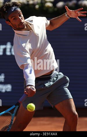 BARCELONA, SPANIEN - 15. APRIL: Lorenzo Musetti von Italien im Kampf gegen Corentin Moutet von Frankreich während des 16. Spiels Barcelona Open Banc Sabadell - Conde de Godó 2026, Tag 6, im Real Club de Tenis Barcelona. Lorenzo Musetti gewinnt das Spiel 6-3 6-4 (Foto: Alejandro van Schermbeek / AVS Fotobericht) Stockfoto