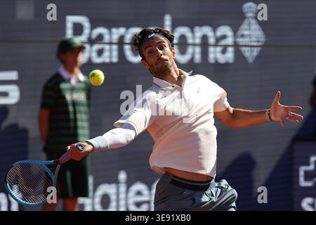 BARCELONA, SPANIEN - 15. APRIL: Lorenzo Musetti von Italien im Kampf gegen Corentin Moutet von Frankreich während des 16. Spiels Barcelona Open Banc Sabadell - Conde de Godó 2026, Tag 6, im Real Club de Tenis Barcelona. Lorenzo Musetti gewinnt das Spiel 6-3 6-4 (Foto: Alejandro van Schermbeek / AVS Fotobericht) Stockfoto