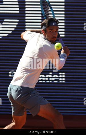 BARCELONA, SPANIEN - 15. APRIL: Lorenzo Musetti von Italien im Kampf gegen Corentin Moutet von Frankreich während des 16. Spiels Barcelona Open Banc Sabadell - Conde de Godó 2026, Tag 6, im Real Club de Tenis Barcelona. Lorenzo Musetti gewinnt das Spiel 6-3 6-4 (Foto: Alejandro van Schermbeek / AVS Fotobericht) Stockfoto