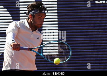 BARCELONA, SPANIEN - 15. APRIL: Lorenzo Musetti von Italien im Kampf gegen Corentin Moutet von Frankreich während des 16. Spiels Barcelona Open Banc Sabadell - Conde de Godó 2026, Tag 6, im Real Club de Tenis Barcelona. Lorenzo Musetti gewinnt das Spiel 6-3 6-4 (Foto: Alejandro van Schermbeek / AVS Fotobericht) Stockfoto