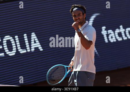 BARCELONA, SPANIEN - 15. APRIL: Lorenzo Musetti von Italien im Kampf gegen Corentin Moutet von Frankreich während des 16. Spiels Barcelona Open Banc Sabadell - Conde de Godó 2026, Tag 6, im Real Club de Tenis Barcelona. Lorenzo Musetti gewinnt das Spiel 6-3 6-4 (Foto: Alejandro van Schermbeek / AVS Fotobericht) Stockfoto