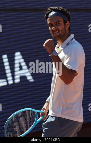 BARCELONA, SPANIEN - 15. APRIL: Lorenzo Musetti von Italien im Kampf gegen Corentin Moutet von Frankreich während des 16. Spiels Barcelona Open Banc Sabadell - Conde de Godó 2026, Tag 6, im Real Club de Tenis Barcelona. Lorenzo Musetti gewinnt das Spiel 6-3 6-4 (Foto: Alejandro van Schermbeek / AVS Fotobericht) Stockfoto
