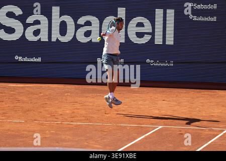 BARCELONA, SPANIEN - 15. APRIL: Lorenzo Musetti von Italien im Kampf gegen Corentin Moutet von Frankreich während des 16. Spiels Barcelona Open Banc Sabadell - Conde de Godó 2026, Tag 6, im Real Club de Tenis Barcelona. Lorenzo Musetti gewinnt das Spiel 6-3 6-4 (Foto: Alejandro van Schermbeek / AVS Fotobericht) Stockfoto