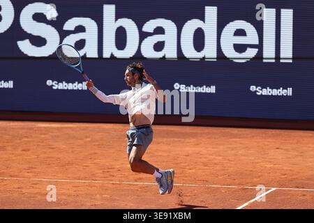 BARCELONA, SPANIEN - 15. APRIL: Lorenzo Musetti von Italien im Kampf gegen Corentin Moutet von Frankreich während des 16. Spiels Barcelona Open Banc Sabadell - Conde de Godó 2026, Tag 6, im Real Club de Tenis Barcelona. Lorenzo Musetti gewinnt das Spiel 6-3 6-4 (Foto: Alejandro van Schermbeek / AVS Fotobericht) Stockfoto