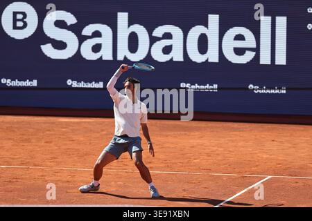 BARCELONA, SPANIEN - 15. APRIL: Lorenzo Musetti von Italien im Kampf gegen Corentin Moutet von Frankreich während des 16. Spiels Barcelona Open Banc Sabadell - Conde de Godó 2026, Tag 6, im Real Club de Tenis Barcelona. Lorenzo Musetti gewinnt das Spiel 6-3 6-4 (Foto: Alejandro van Schermbeek / AVS Fotobericht) Stockfoto