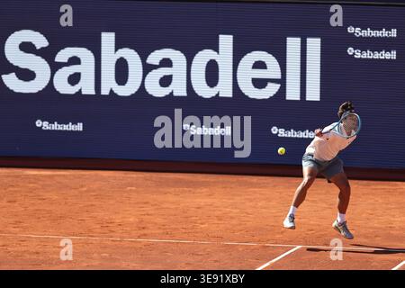 BARCELONA, SPANIEN - 15. APRIL: Lorenzo Musetti von Italien im Kampf gegen Corentin Moutet von Frankreich während des 16. Spiels Barcelona Open Banc Sabadell - Conde de Godó 2026, Tag 6, im Real Club de Tenis Barcelona. Lorenzo Musetti gewinnt das Spiel 6-3 6-4 (Foto: Alejandro van Schermbeek / AVS Fotobericht) Stockfoto