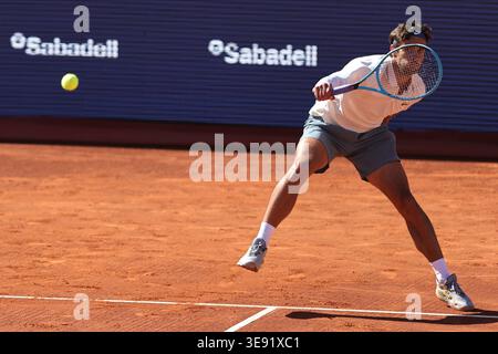 BARCELONA, SPANIEN - 15. APRIL: Lorenzo Musetti von Italien im Kampf gegen Corentin Moutet von Frankreich während des 16. Spiels Barcelona Open Banc Sabadell - Conde de Godó 2026, Tag 6, im Real Club de Tenis Barcelona. Lorenzo Musetti gewinnt das Spiel 6-3 6-4 (Foto: Alejandro van Schermbeek / AVS Fotobericht) Stockfoto