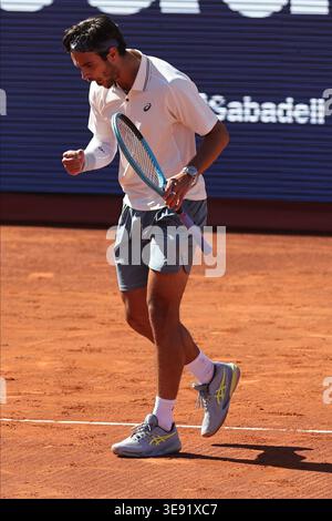 BARCELONA, SPANIEN - 15. APRIL: Lorenzo Musetti von Italien im Kampf gegen Corentin Moutet von Frankreich während des 16. Spiels Barcelona Open Banc Sabadell - Conde de Godó 2026, Tag 6, im Real Club de Tenis Barcelona. Lorenzo Musetti gewinnt das Spiel 6-3 6-4 (Foto: Alejandro van Schermbeek / AVS Fotobericht) Stockfoto