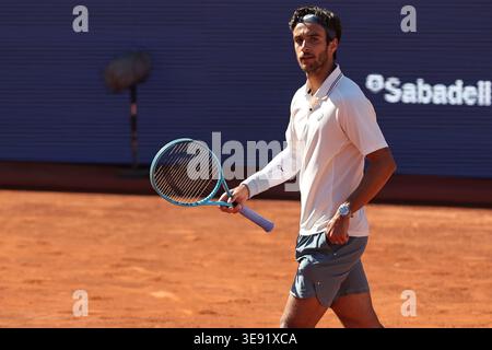 BARCELONA, SPANIEN - 15. APRIL: Lorenzo Musetti von Italien im Kampf gegen Corentin Moutet von Frankreich während des 16. Spiels Barcelona Open Banc Sabadell - Conde de Godó 2026, Tag 6, im Real Club de Tenis Barcelona. Lorenzo Musetti gewinnt das Spiel 6-3 6-4 (Foto: Alejandro van Schermbeek / AVS Fotobericht) Stockfoto