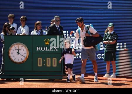 BARCELONA, SPANIEN - 15. APRIL: Lorenzo Musetti von Italien im Kampf gegen Corentin Moutet von Frankreich während des 16. Spiels Barcelona Open Banc Sabadell - Conde de Godó 2026, Tag 6, im Real Club de Tenis Barcelona. Lorenzo Musetti gewinnt das Spiel 6-3 6-4 (Foto: Alejandro van Schermbeek / AVS Fotobericht) Stockfoto